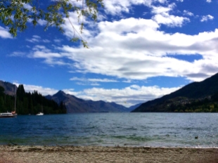 NEW ZEALAND: Queenstown lake by day. Perfect place to paddle board/kayak, or as we did - eat a pie.
